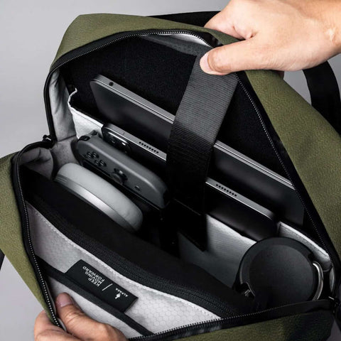 Tote Pack Axoflux 300D-Army Green: organized interior with padded sleeves, secure straps, and smart compartments for tech, headphones, and daily gear