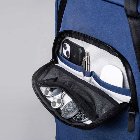 Tote Pack Axoflux 300D-Blue close-up shows smart compartments—mesh pocket, slots for phone & tools, keeping everyday essentials neat and secure