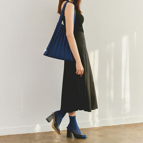 model with Pleatsmama Shoulder Bag Solid in navy sways with every step—its soft pleats and effortless shoulder fit create a sleek, modern silhouette