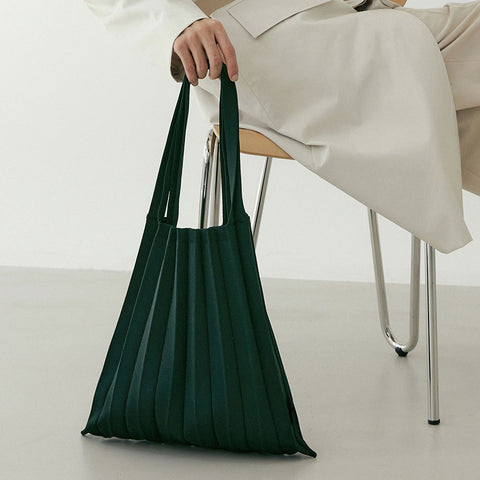 Pleatsmama Shoulder Bag Solid —soft pleated texture in rich green, captured at a chic side angle for an effortlessly elegant look