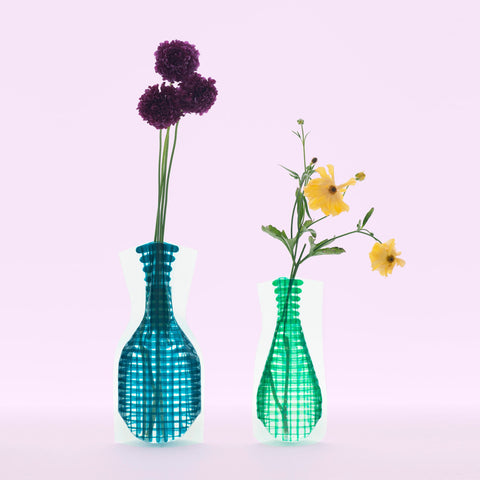 D-bros grid bound flower vase with different set of colours is a lightweight vinyl pack vase which comes in a set of 2 different sizes