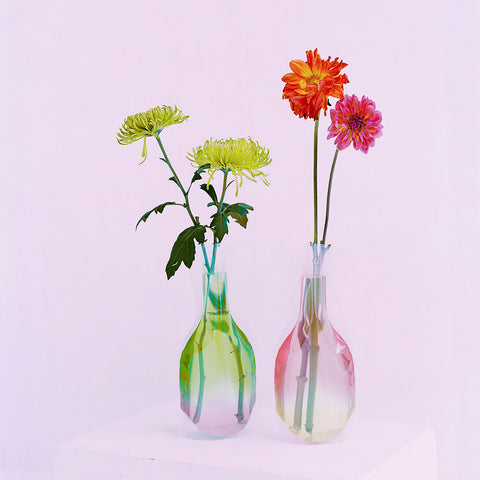 D-bros gradient flower vase with different set of colours is a lightweight vinyl pack which comes in a set of different design and sizes