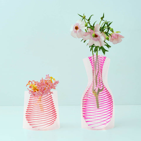 D-bros swivel strip flower vase with different set of colours is a lightweight vinyl pack vase which comes in a set of 2 sizes
