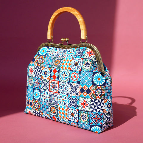 Cocoonese Kiss Clasp Handbag