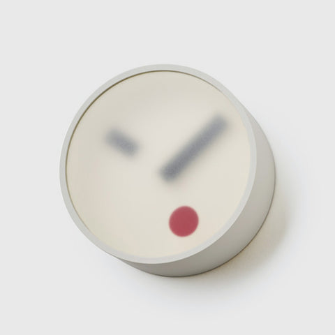 Kehai round wall clock, close-up, with a matte white frame, frosted face, gray hands, and a small red dot marker.